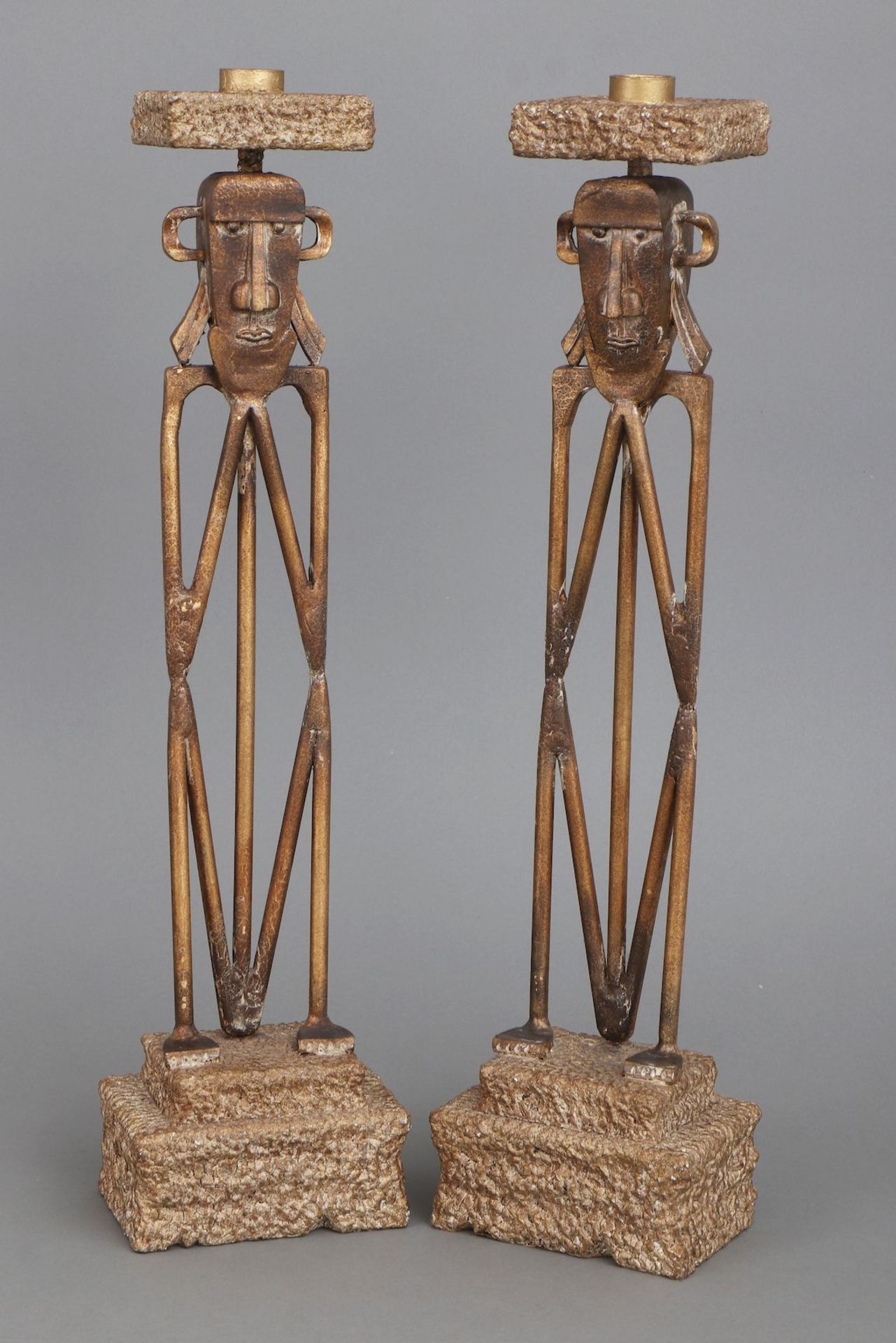Paar Bronze Kerzenleuchter mit Figurenfuß im Stile einer afrikanischen Benin-Bronze