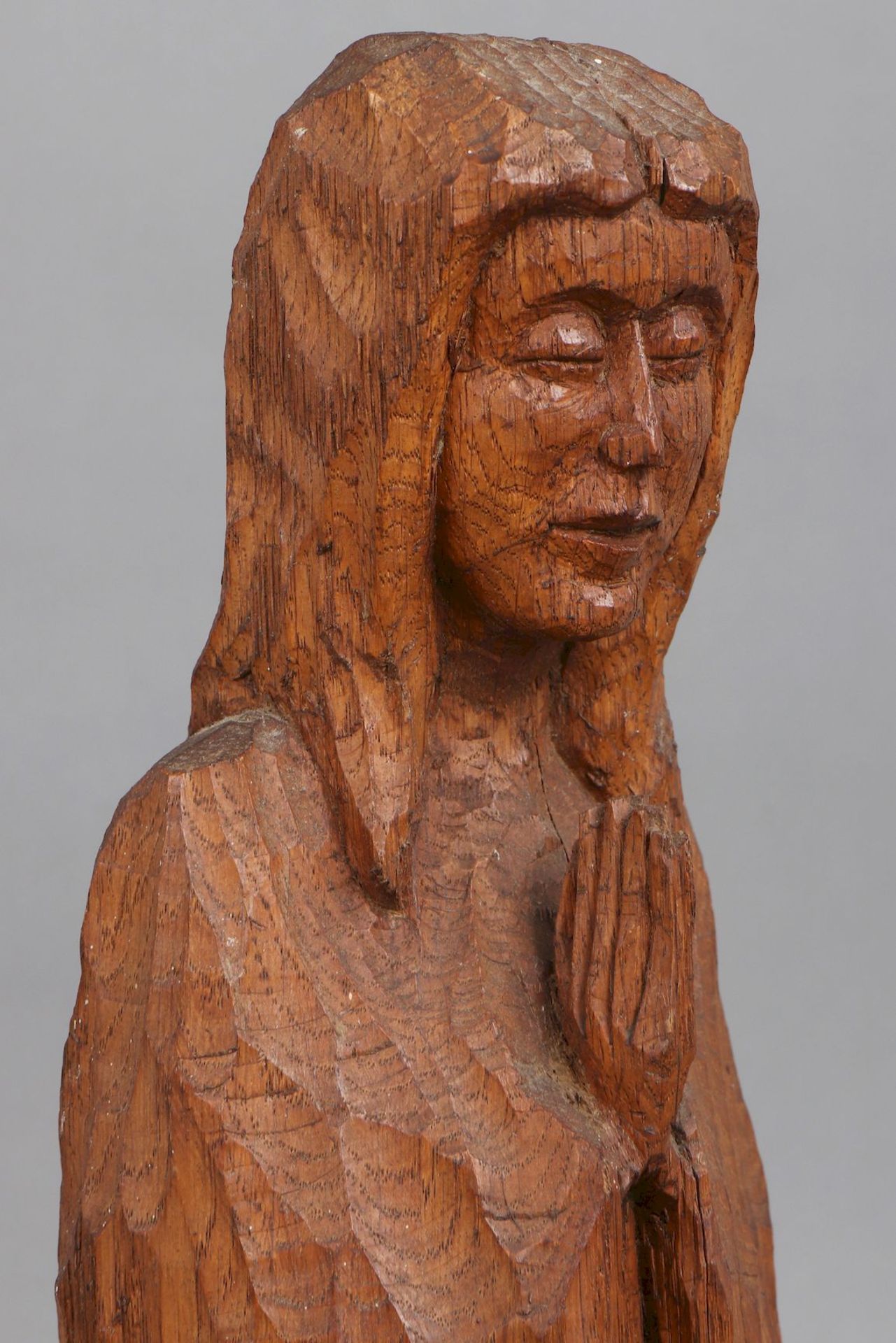 Expressionistische Holzschnitzfigur ¨Betende¨ - Bild 4 aus 5