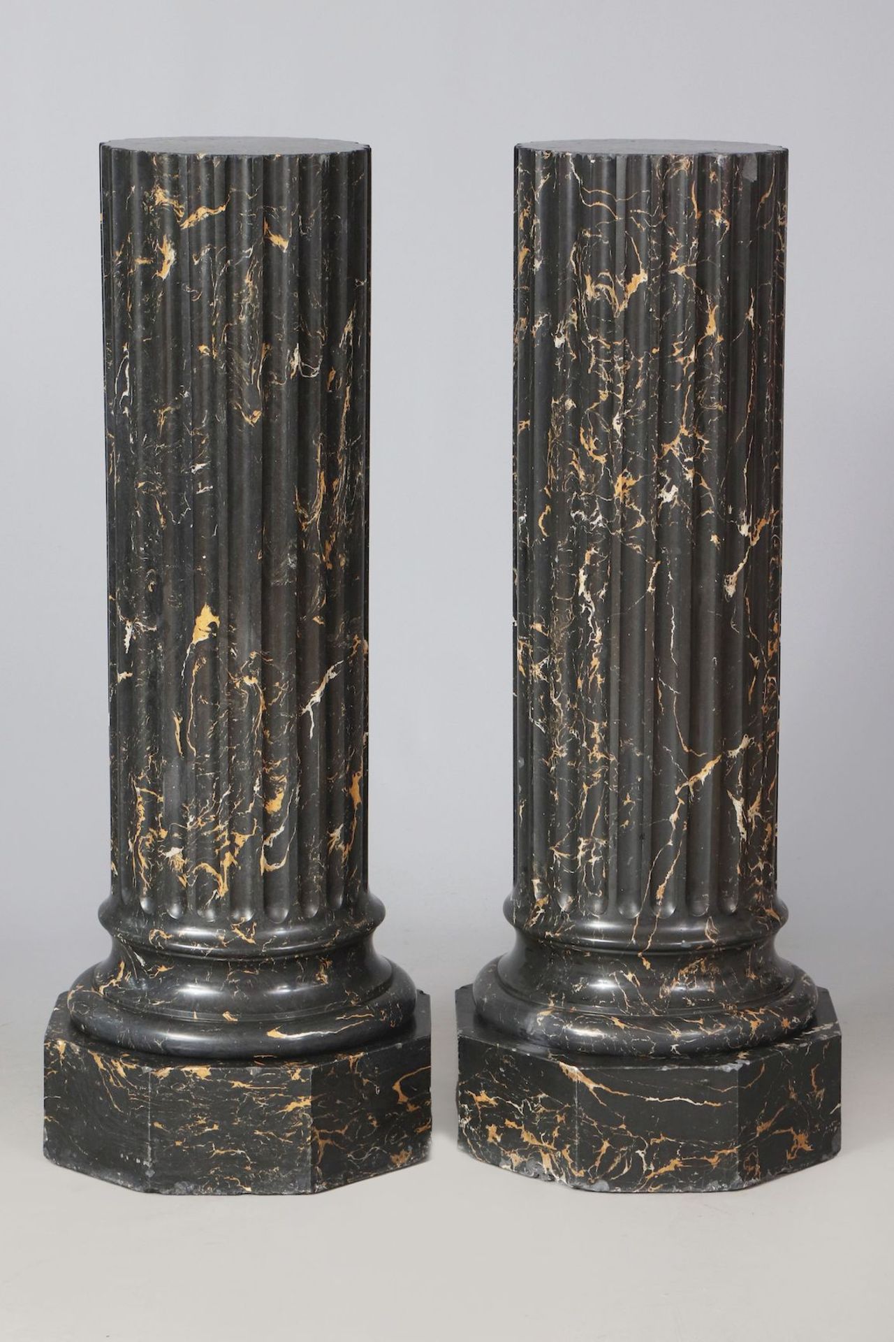 Paar dekorative Säulen