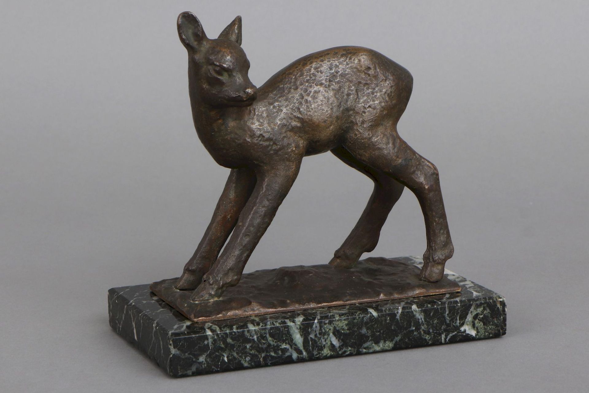 Bronzefigur, wohl Rudolf WENING (1897- 1970) ¨Rehkitz¨