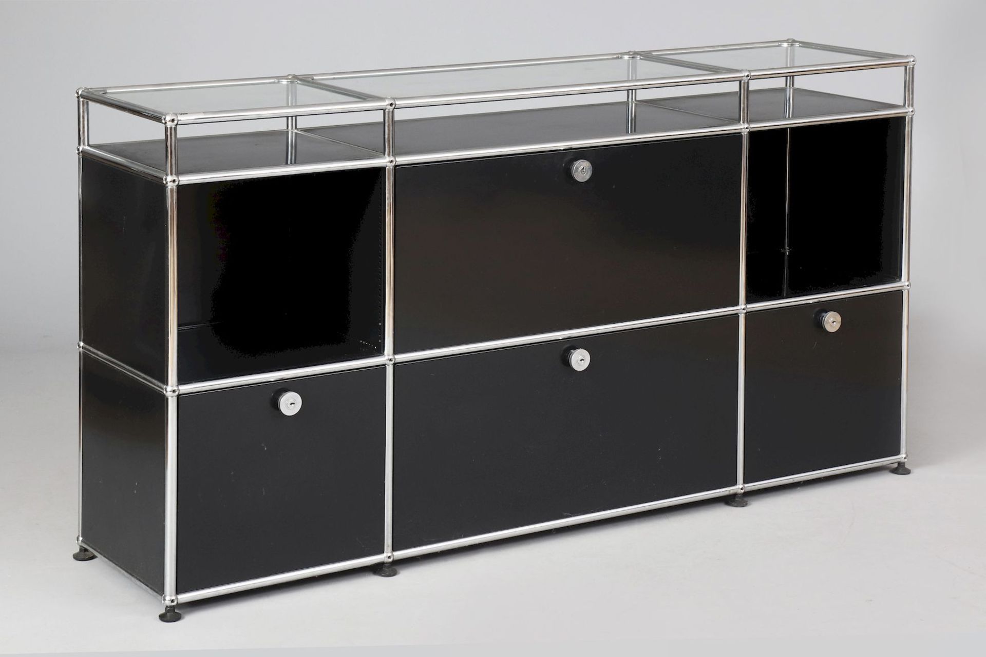 USM Haller Sideboard mit Vitrinenaufsatz