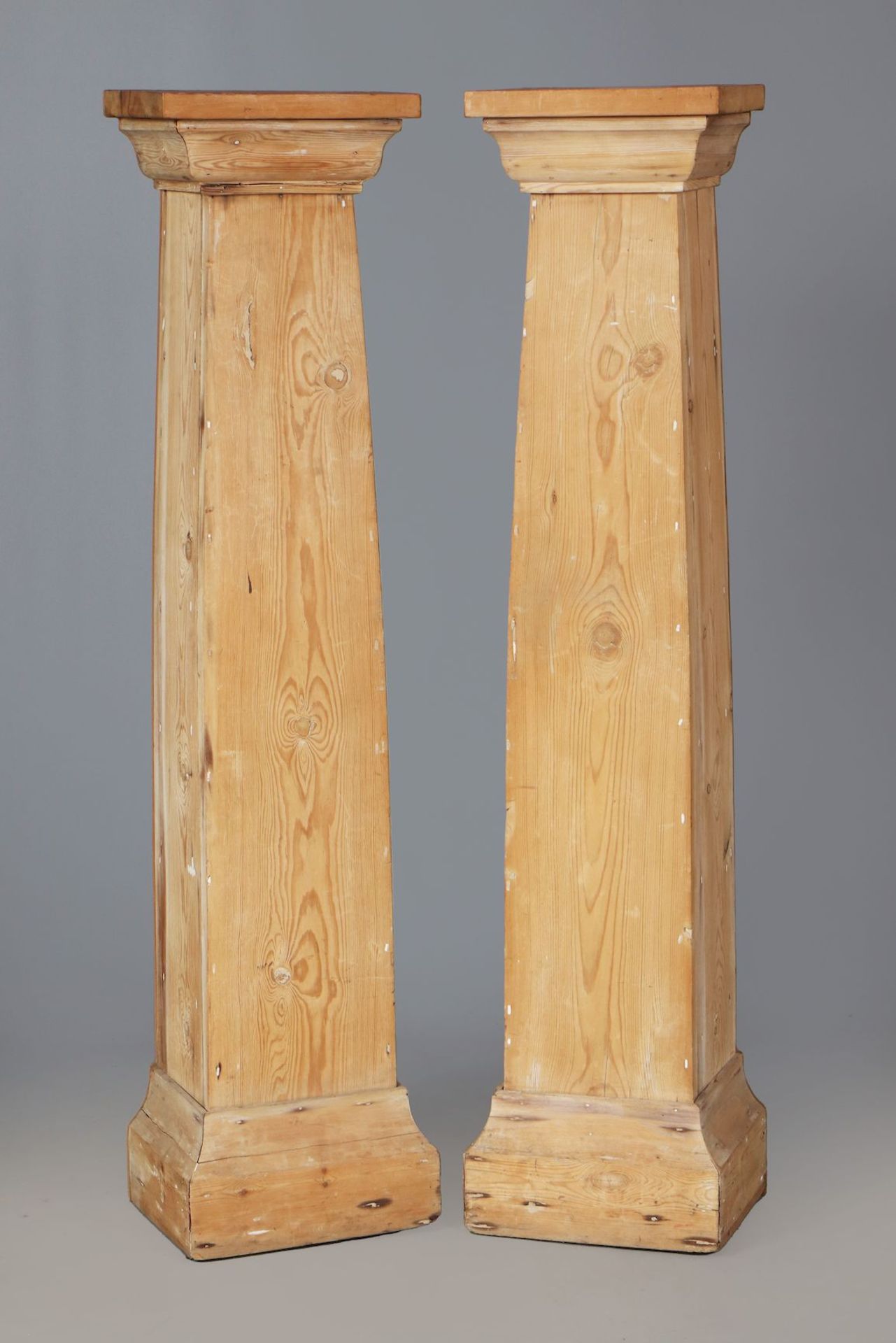 Paar große Kiefernholz-Säulen/Piedestale