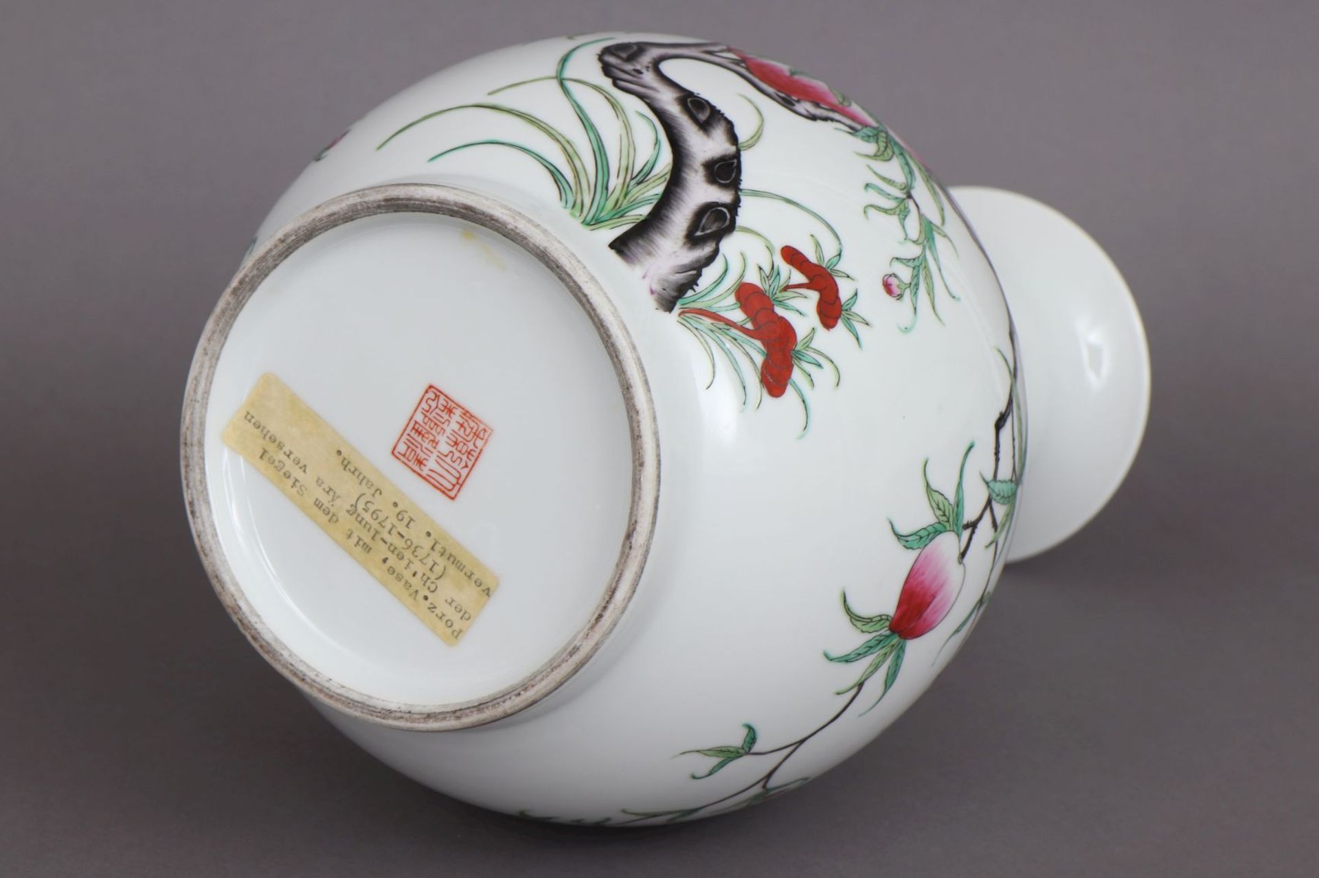 Chinesische Porzellanvase mit Pfirsichdekor - Bild 3 aus 3