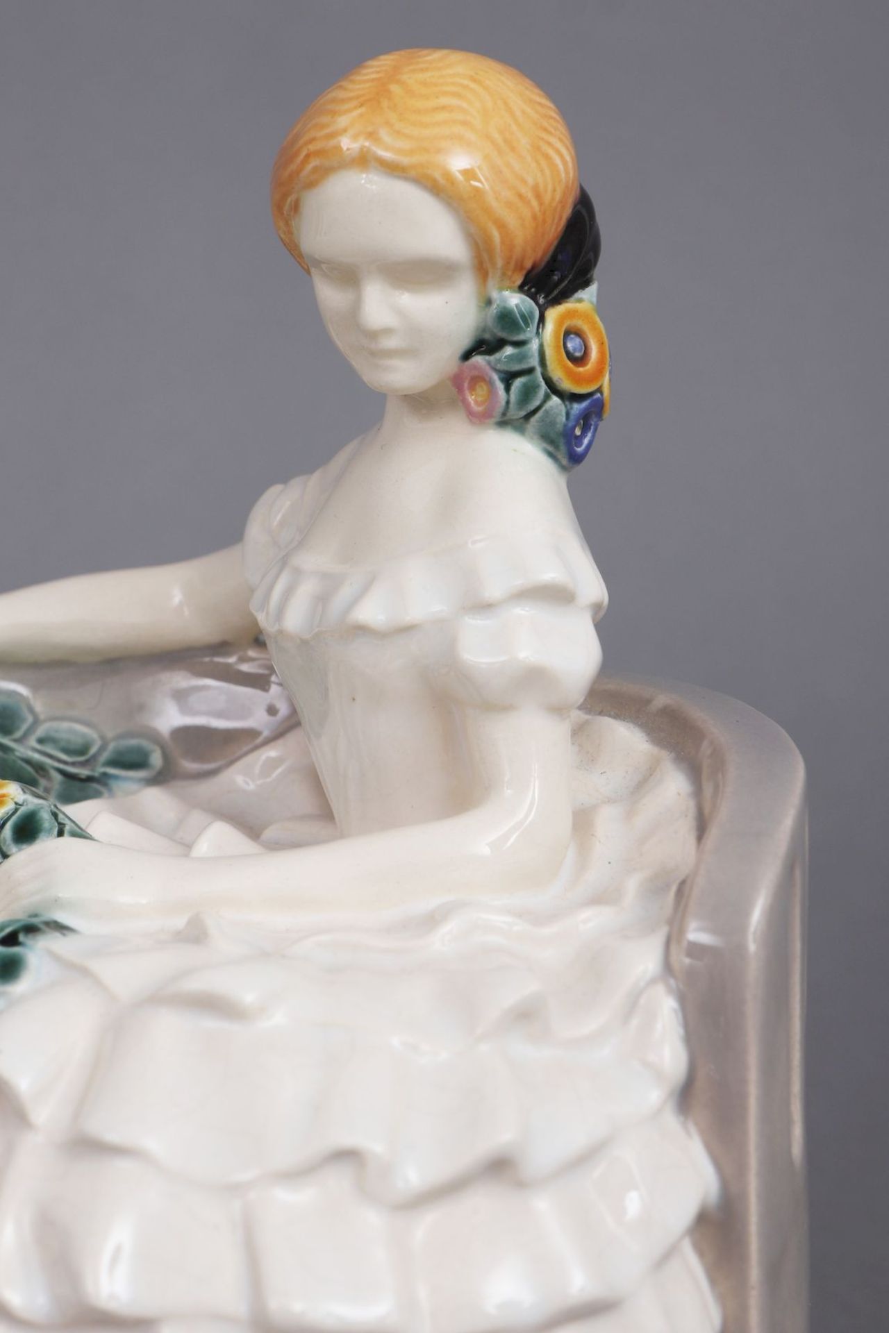 EMELIE SCHLEISS (1880-1962) Keramikfigur ¨Elegante Dame mit Krinolinenkleid und Blumengirlande¨ - Bild 4 aus 5