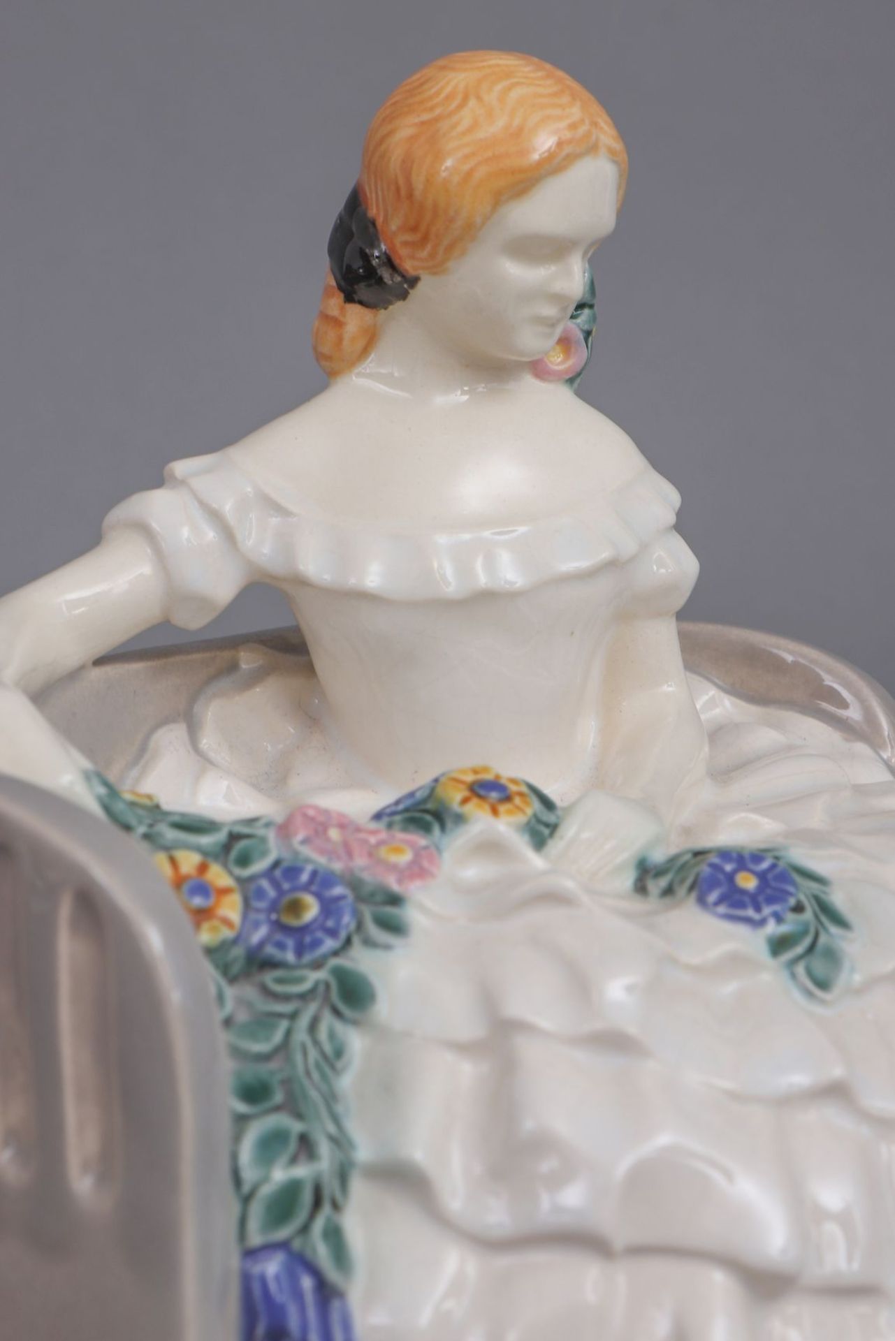 EMELIE SCHLEISS (1880-1962) Keramikfigur ¨Elegante Dame mit Krinolinenkleid und Blumengirlande¨ - Bild 5 aus 5