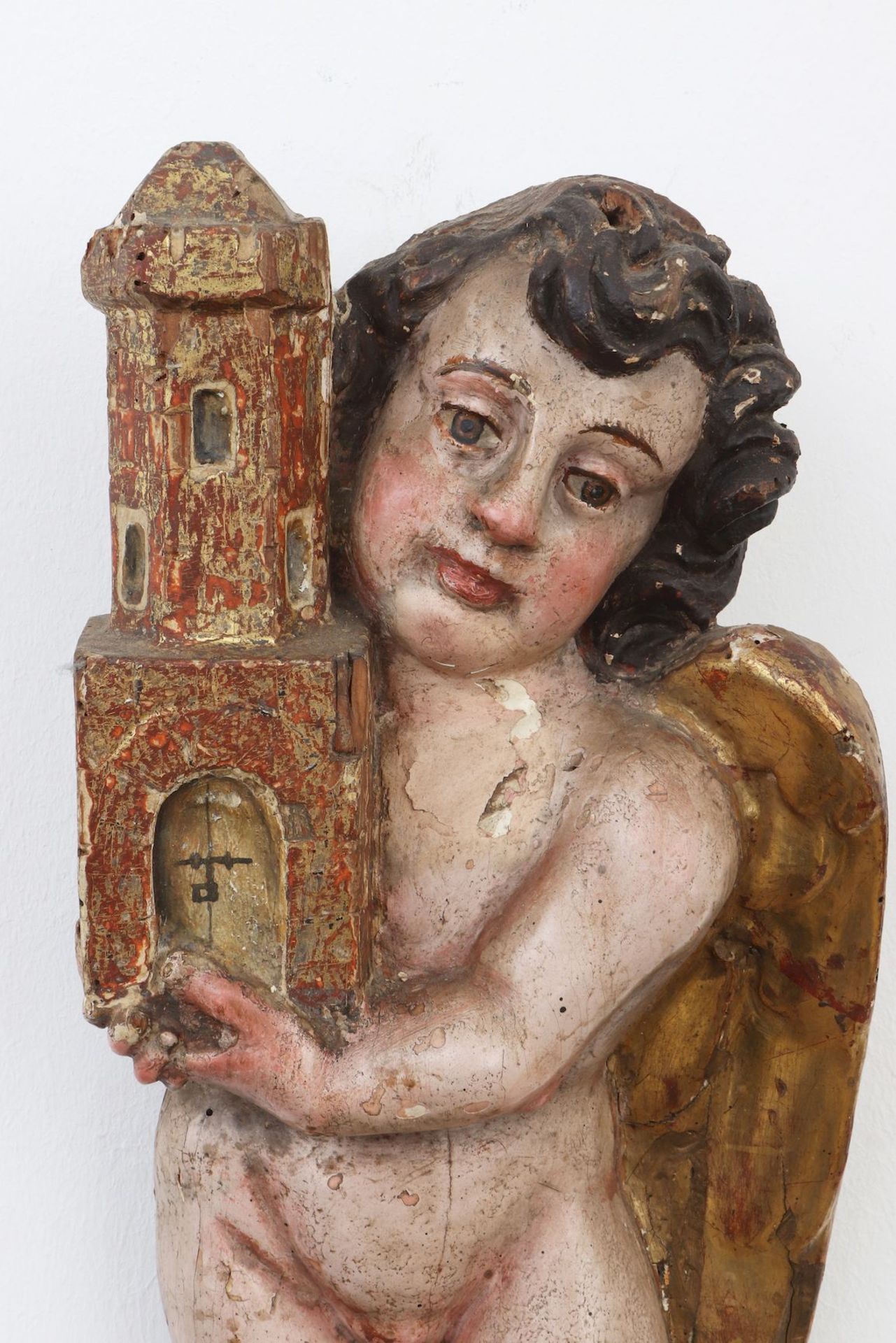 Sakrale Holzschnitzfigur des Barock ¨Stehender Putto mit Kirchenbau¨ - Bild 3 aus 3