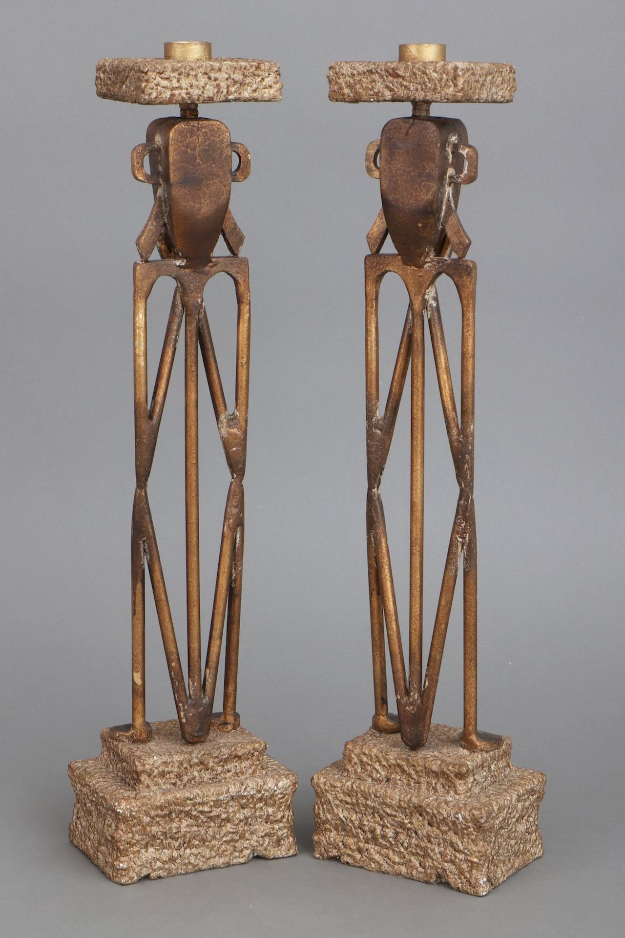 Paar Bronze Kerzenleuchter mit Figurenfuß im Stile einer afrikanischen Benin-Bronze - Bild 2 aus 3