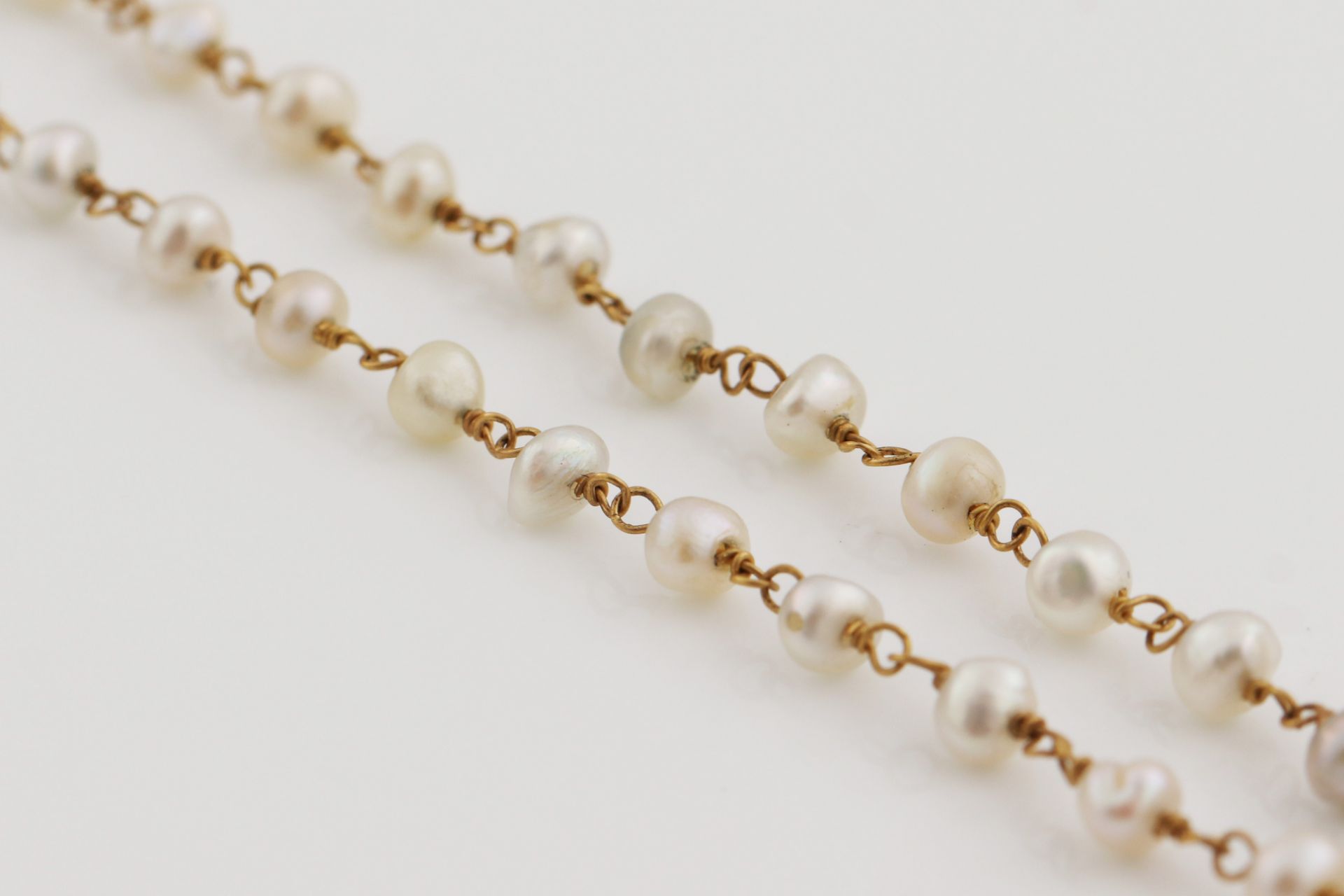 Perlenkette mit ovalem Anhänger - Bild 4 aus 6