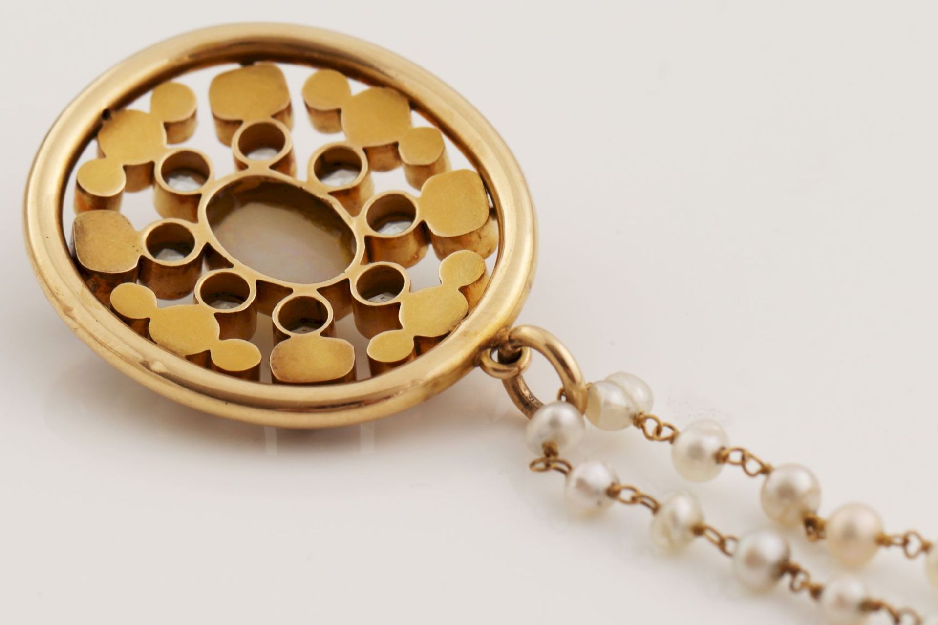 Perlenkette mit ovalem Anhänger - Bild 3 aus 6