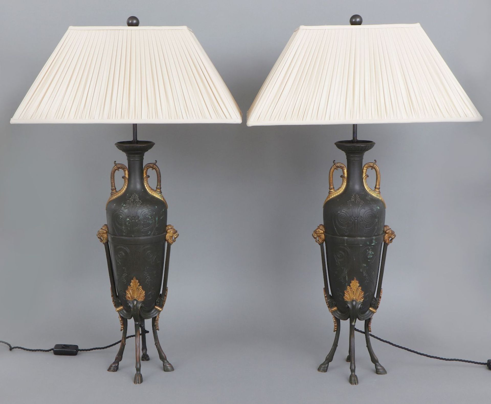 Paar Tischlampen mit Füßen in Form von Amphorengefäßen im Stile des Empire