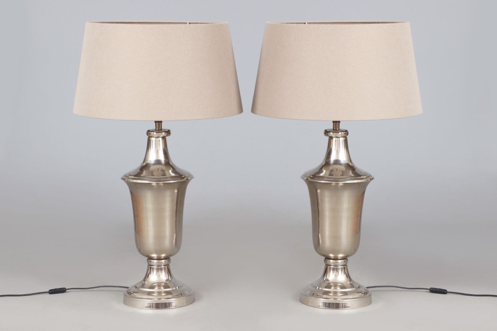 Paar Tischlampen mit Füßen in Baluster-/Urnenform