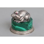 Silber Froschfigur (Paperweight) auf Malachitsockel in der Art Fabergé