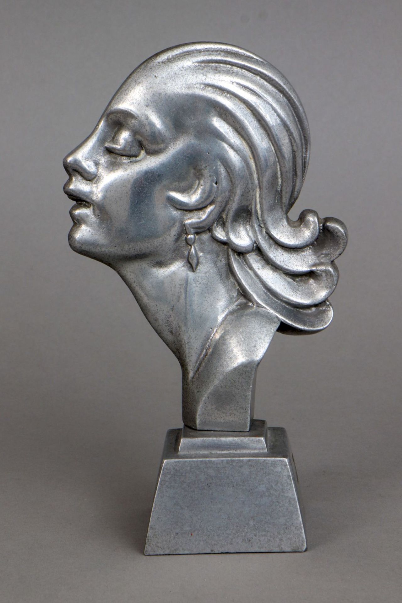 Metall (Aluminium) Büste der 1930er Jahre ¨Profil einer Dame des Art Deco¨