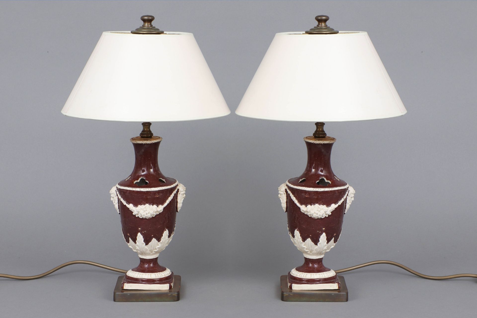 Paar Tischlampen mit Fayence Füßen in Form von Gesteckvasen