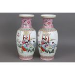 Paar chinesische Vasen der Republikzeit mit Fencai-Malerei