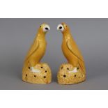 Paar chinesische Porzellanfiguren ¨Papageien¨ im Stile der Tang-Dynastie