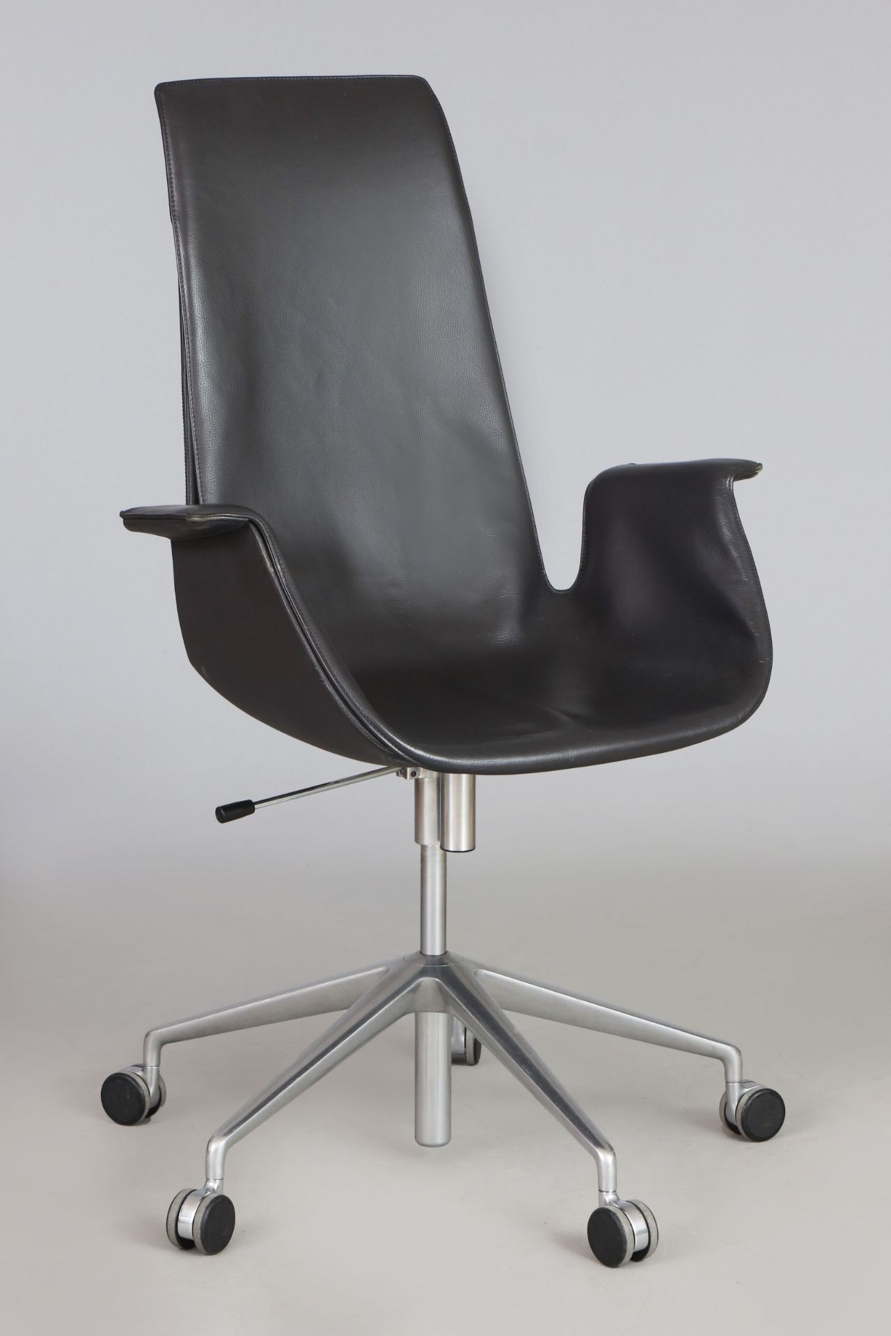 WALTER KNOLL FK 6725 Tulip Chair - Image 2 of 4