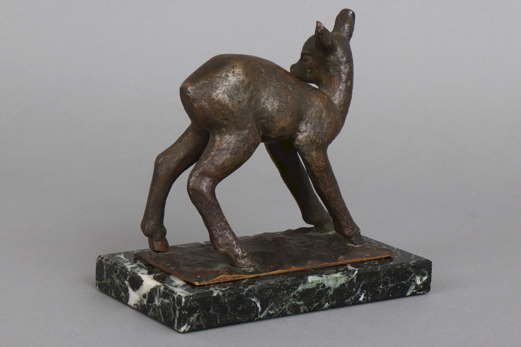 Bronzefigur, wohl Rudolf WENING (1897- 1970) ¨Rehkitz¨ - Image 2 of 3