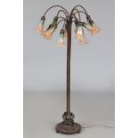 Stehlampe im Stile einer ¨Lily lamp¨ von L. C. TIFFANY