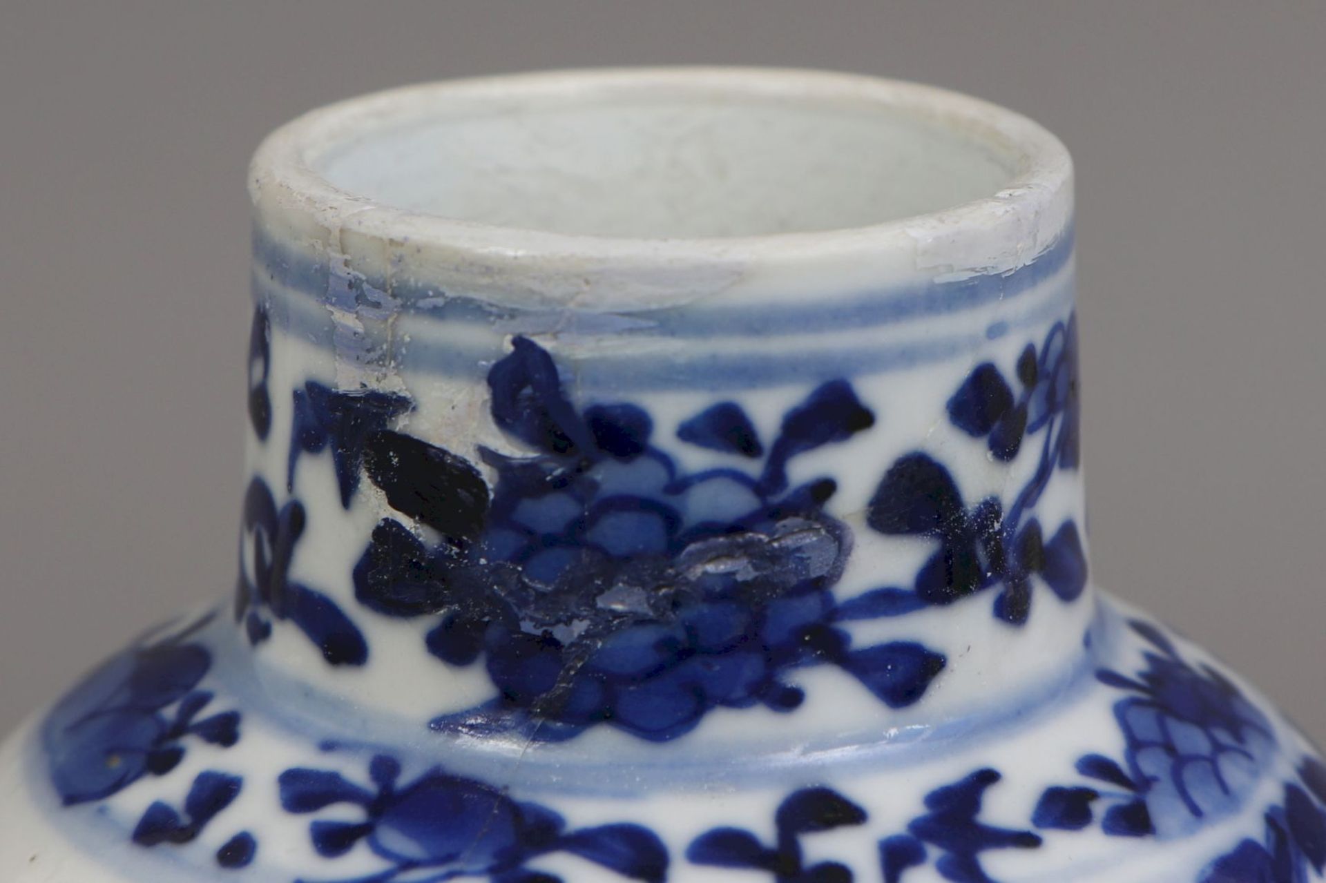 Chinesische Deckelvase mit Blaumalerei - Image 4 of 5