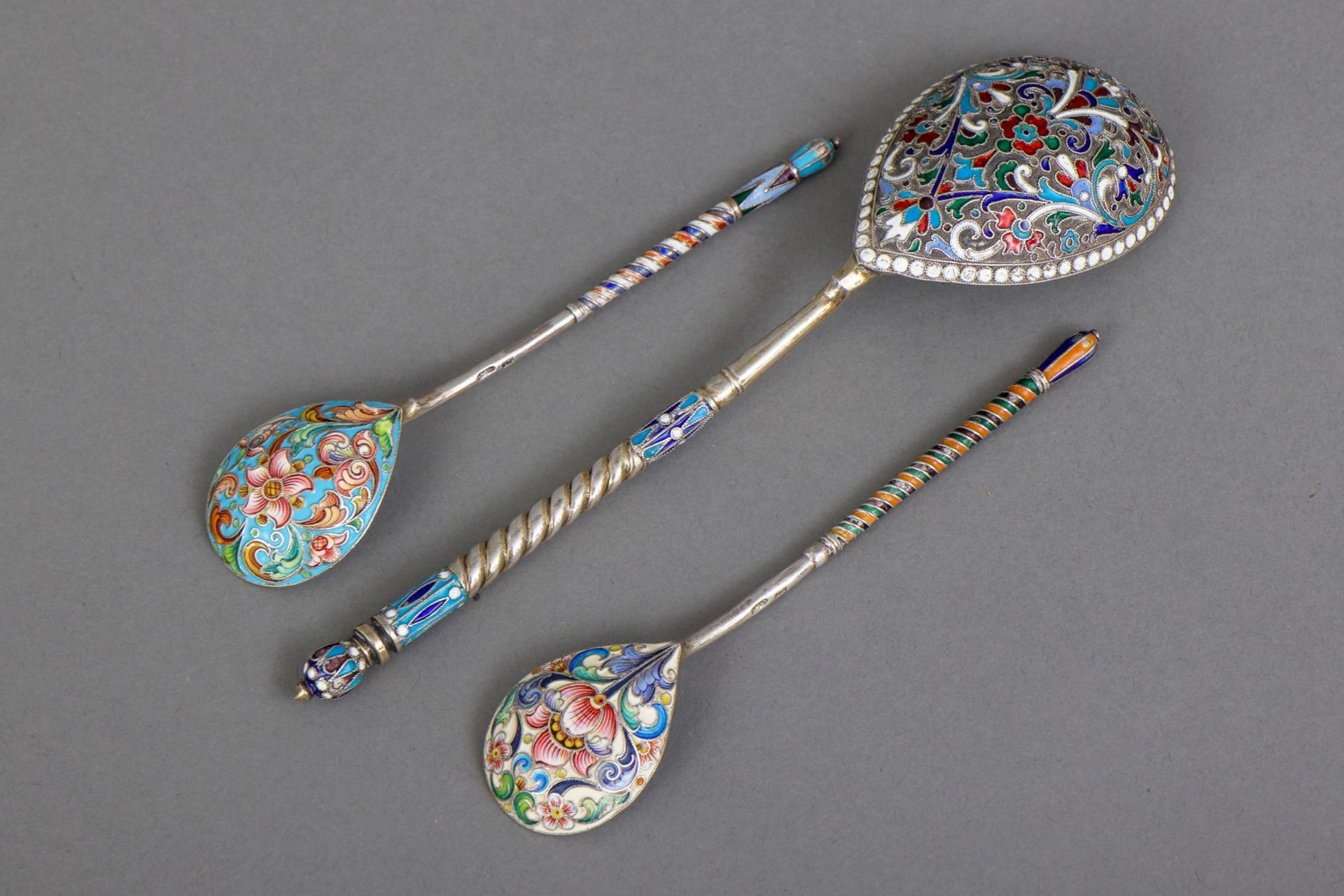 3 russische Silberlöffel mit Cloisonné