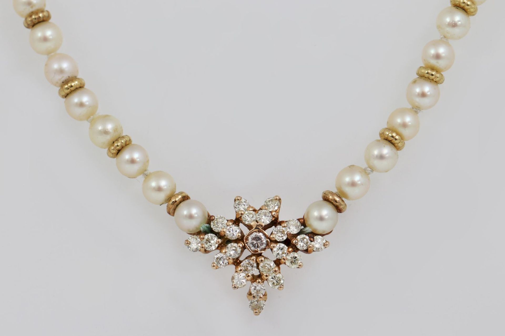 Perlenkette mit Brillant Anhänger in stilisierter Blattform - Bild 2 aus 4