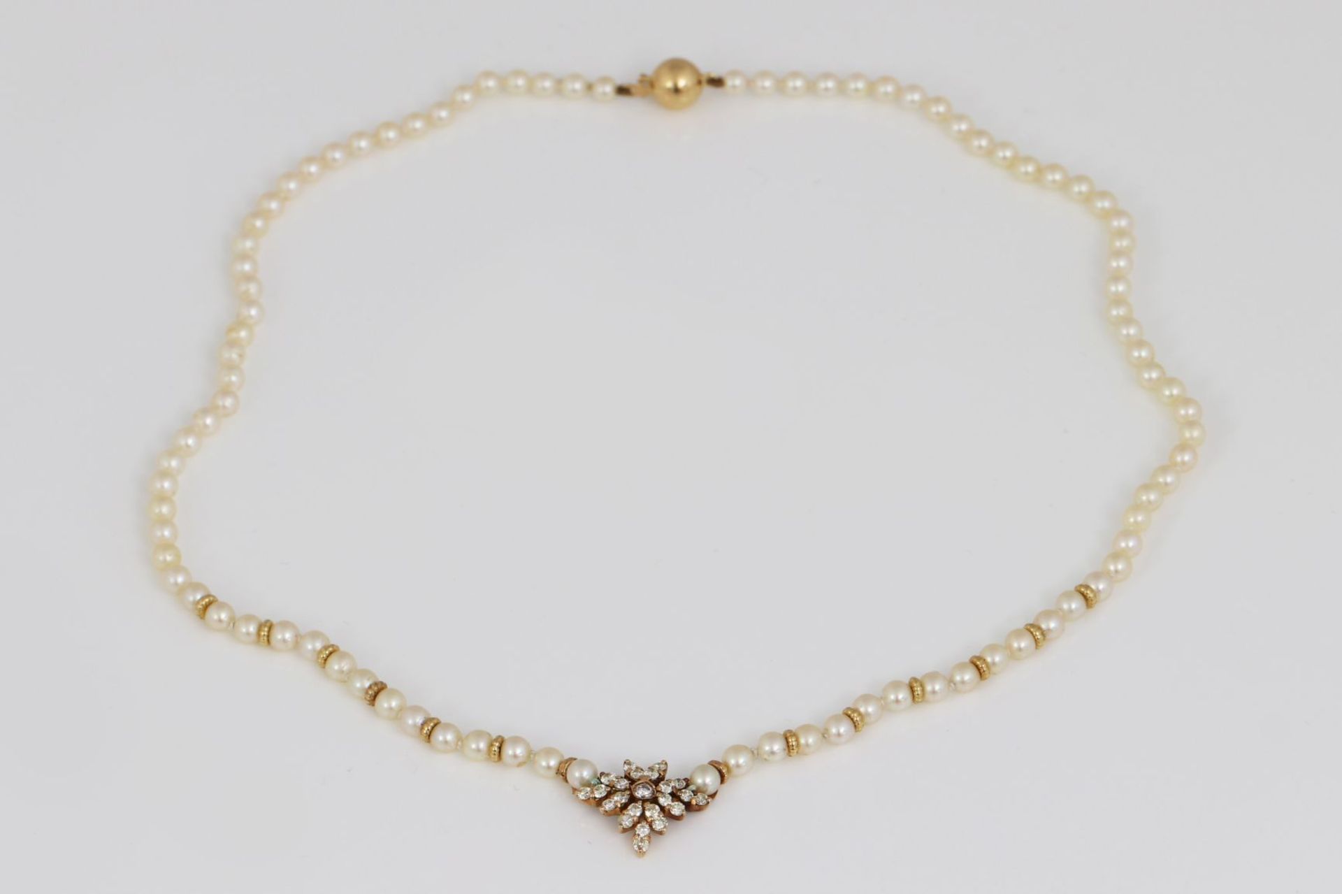 Perlenkette mit Brillant Anhänger in stilisierter Blattform