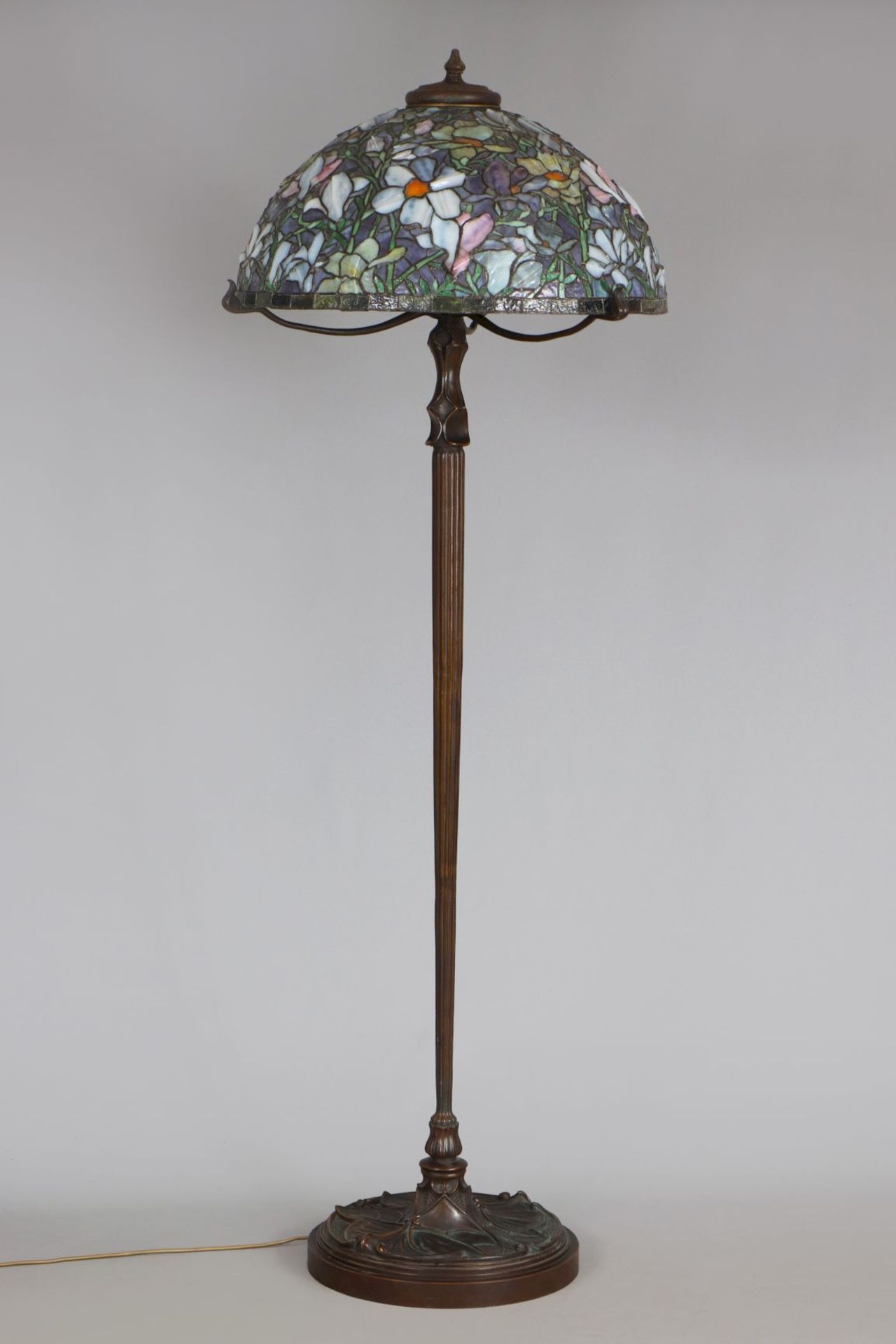 Große Stehlampe im Stile Tiffany