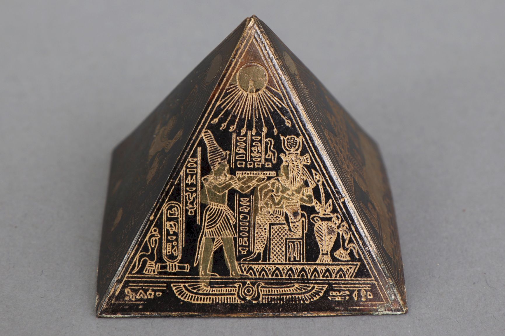 Paperweight in Form einer ägyptischen Pyramide - Bild 2 aus 3