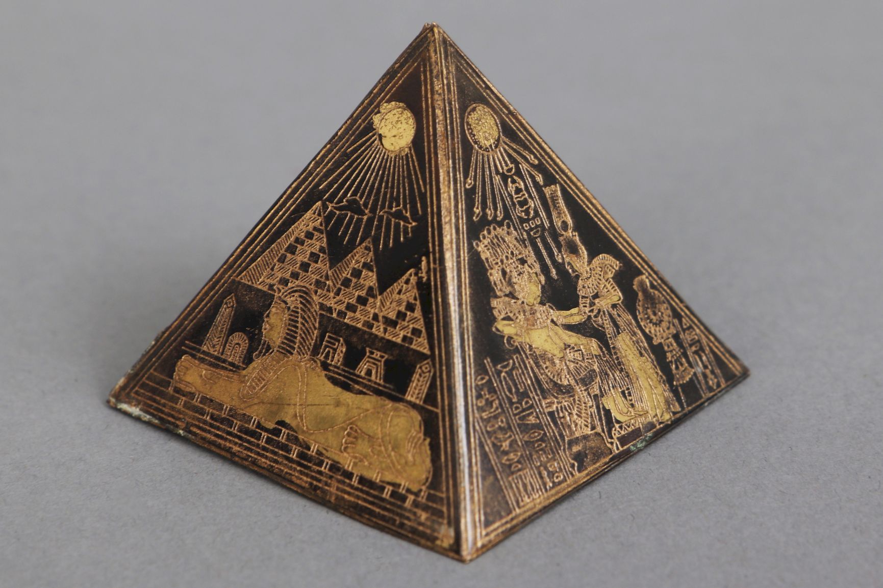 Paperweight in Form einer ägyptischen Pyramide