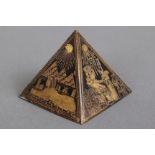 Paperweight in Form einer ägyptischen Pyramide
