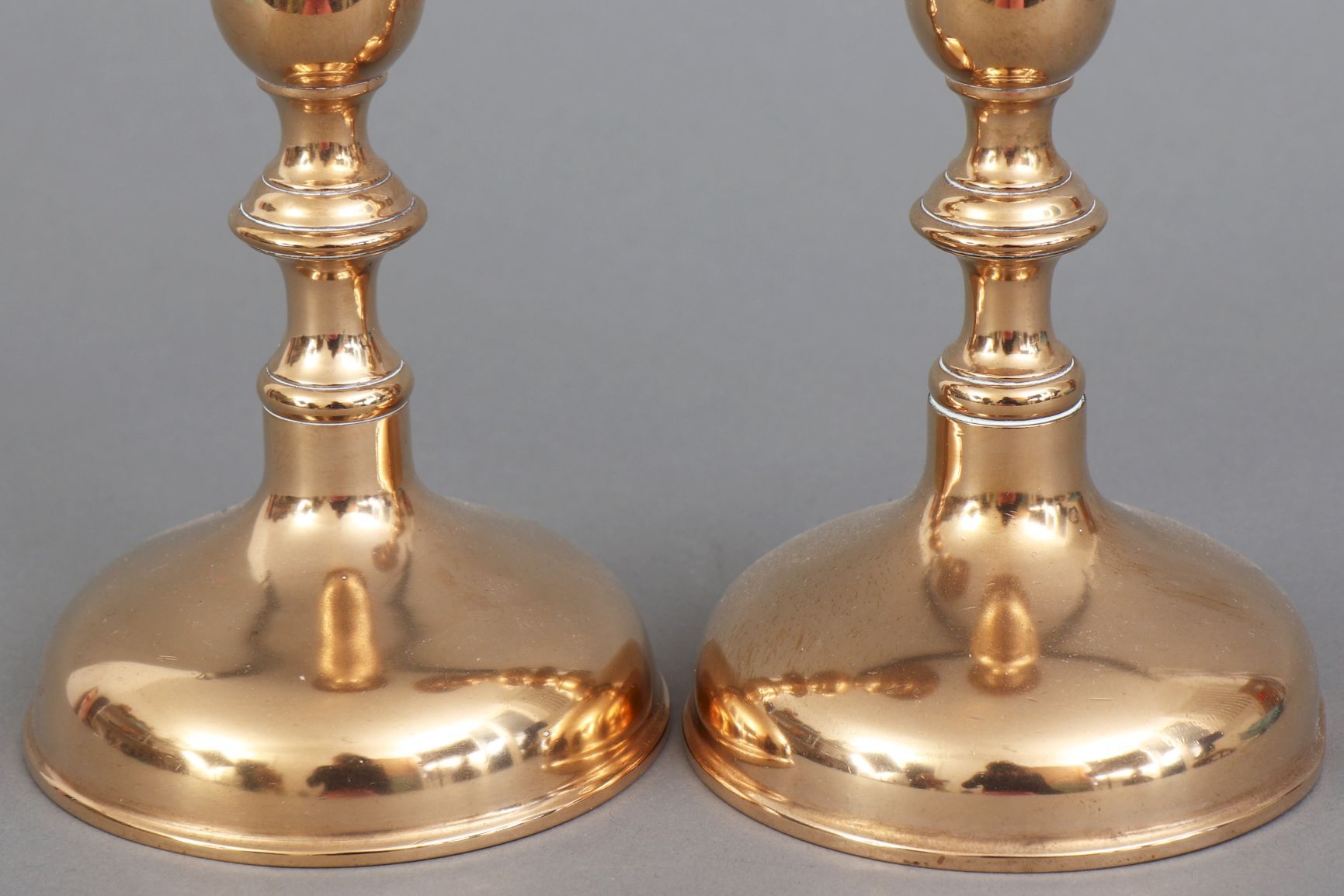 Paar Bronzeleuchter, um 1800 - Bild 4 aus 4