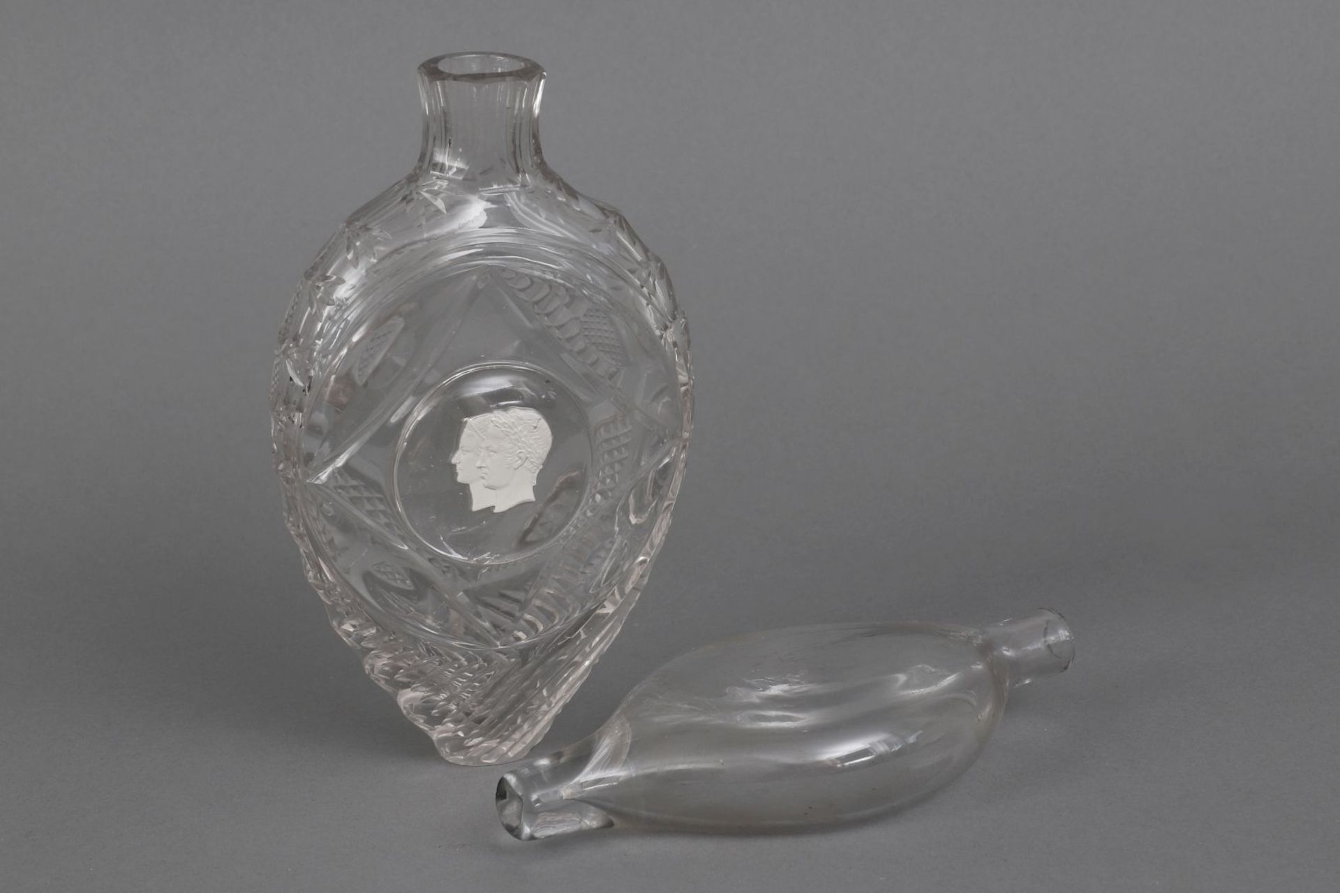 2 Glasflakons des 19. Jahrhunderts
