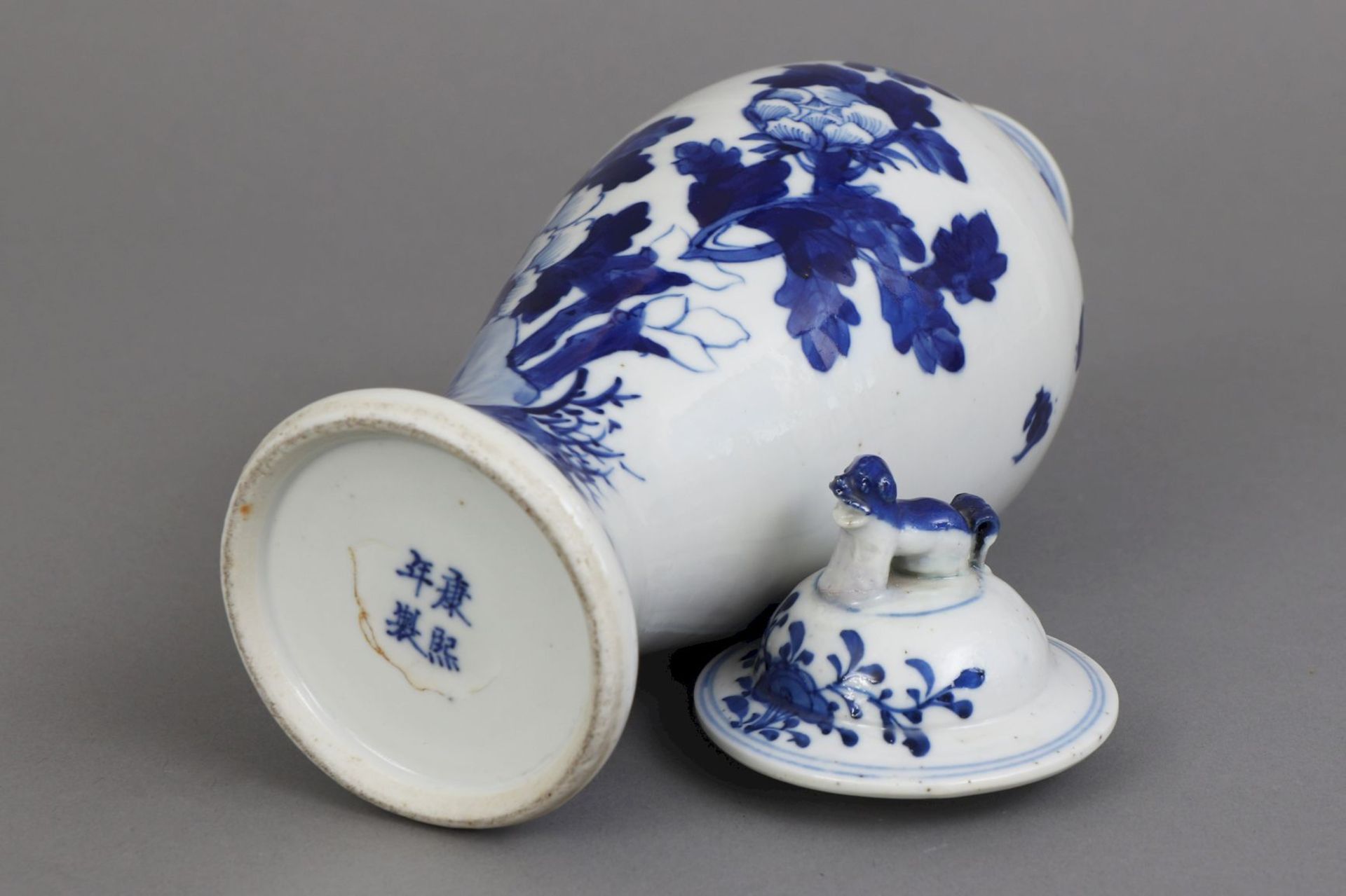 Chinesische Deckelvase mit Blaumalerei - Image 3 of 5