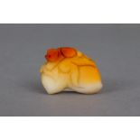 Chinesisches Jade Amulett ¨Affe auf Geäst¨