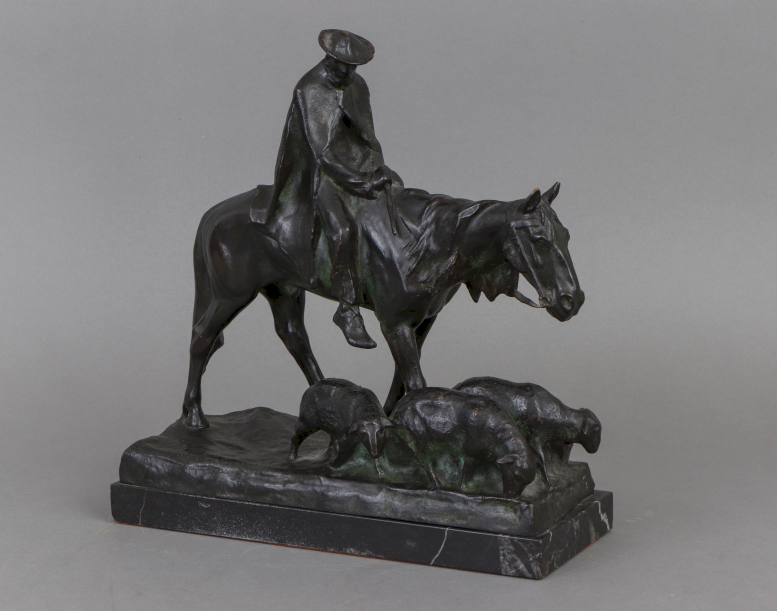 Arthur HOFFMANN (1874-1960), Bronzefigur ¨Schäfer zu Pferde¨