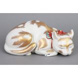 Japanische Keramikfigur einer schlafenden Katze