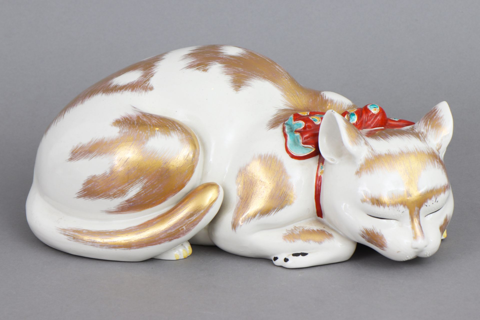 Japanische Keramikfigur einer schlafenden Katze