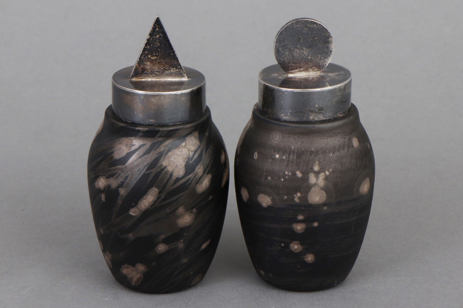 Paar Keramikgefäße mit Silberdeckeln