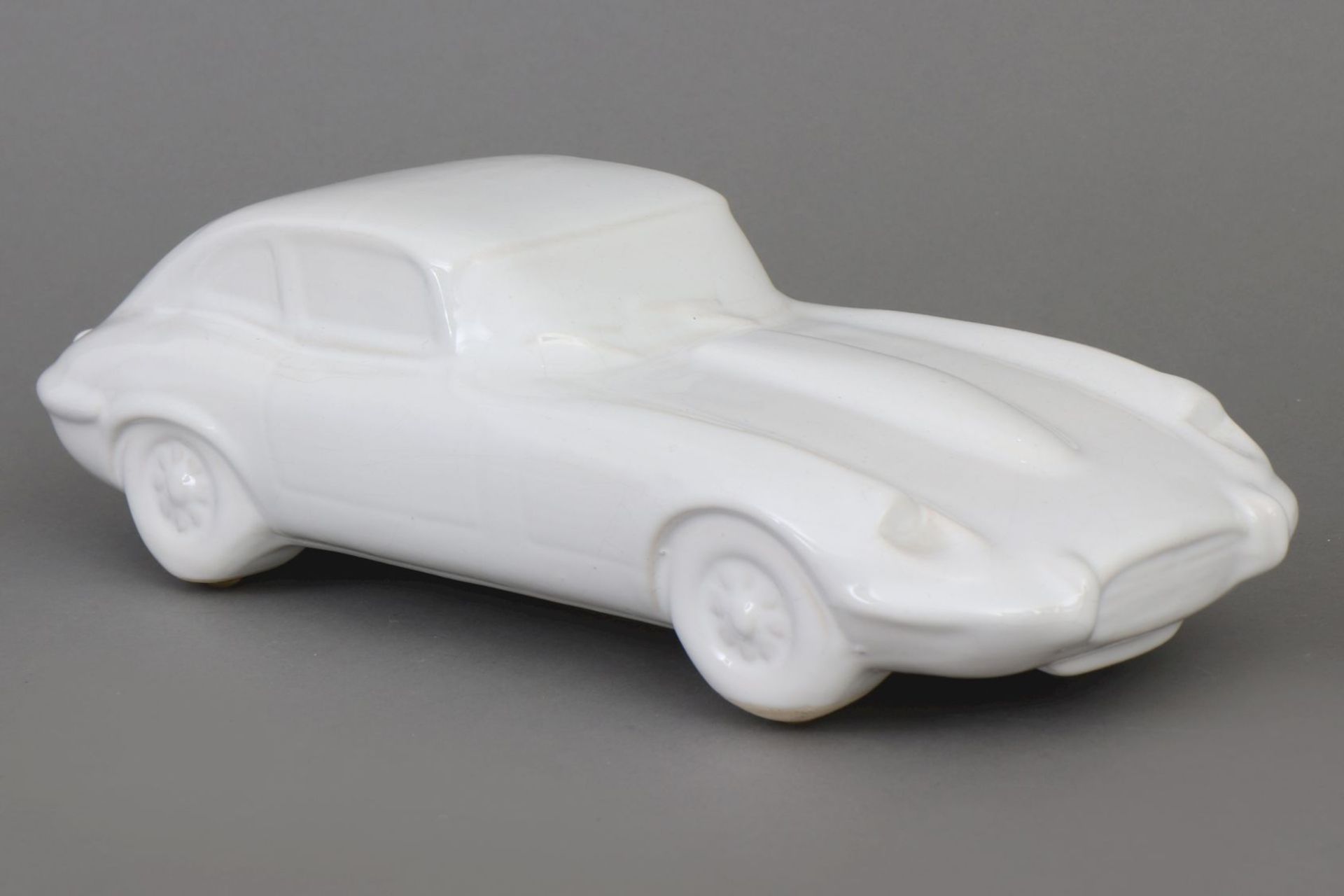 Keramik-Modell eines Jaguar ¨E-Type¨