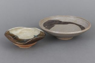 2 Keramikschalen von NISHIOKA KOJU (1917-2006) und GIOCHIRO MAEZIMA (*1926)