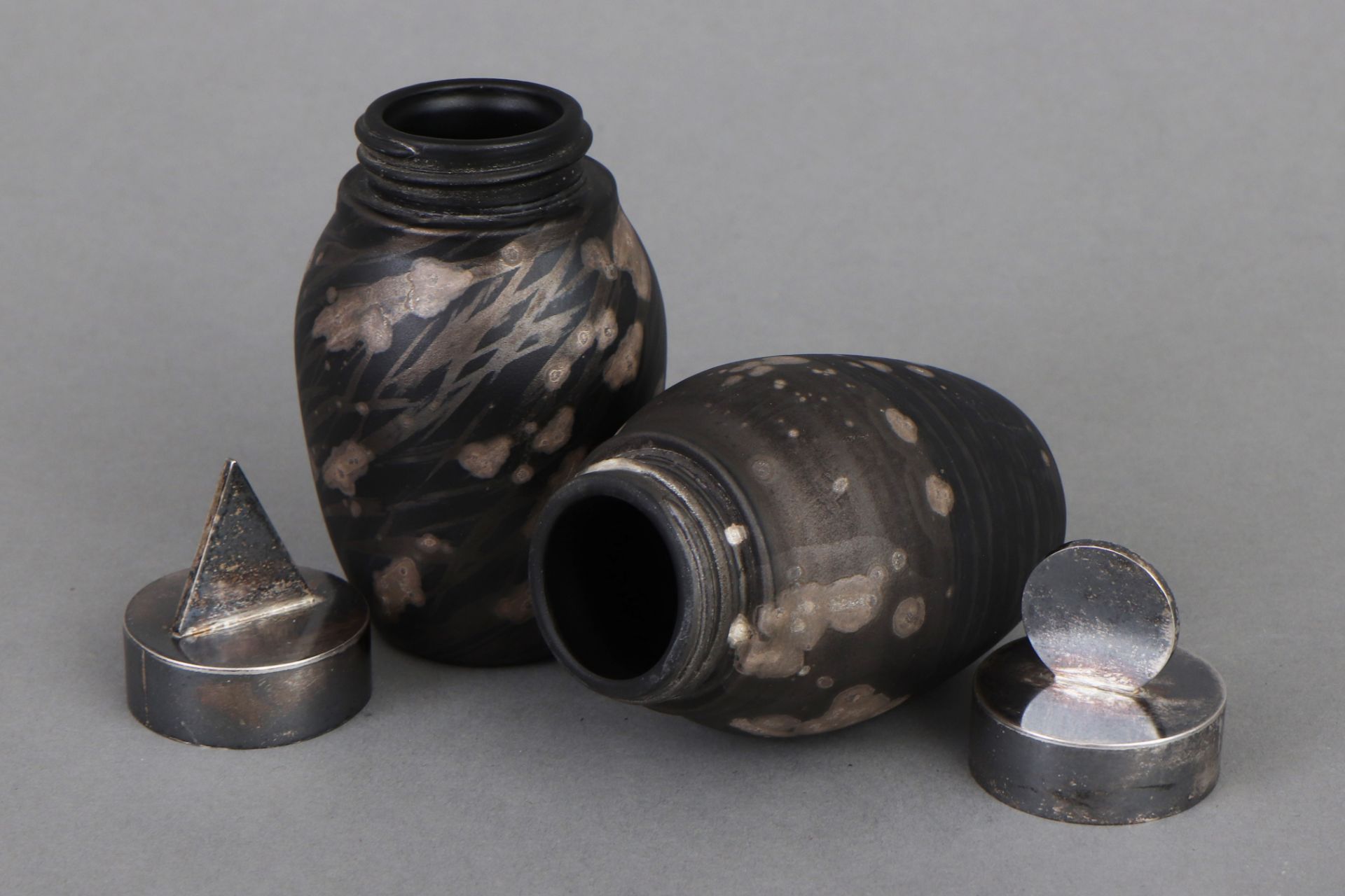 Paar Keramikgefäße mit Silberdeckeln - Bild 2 aus 3