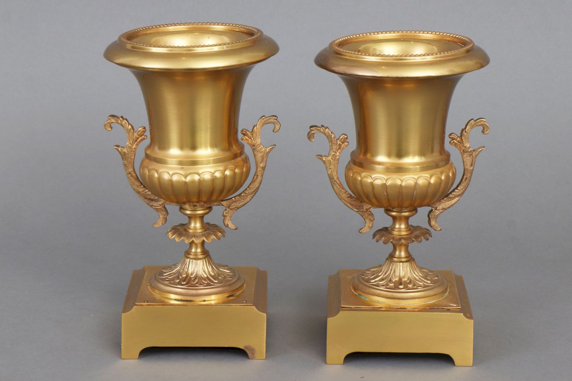 Paar vergoldete Bronzeamphoren - Bild 2 aus 3