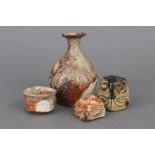 4 Keramikobjekte von KISHIMOTO KENNIN (*1934) und SHUN NAGAI (Künstler des 20. Jhdts.)