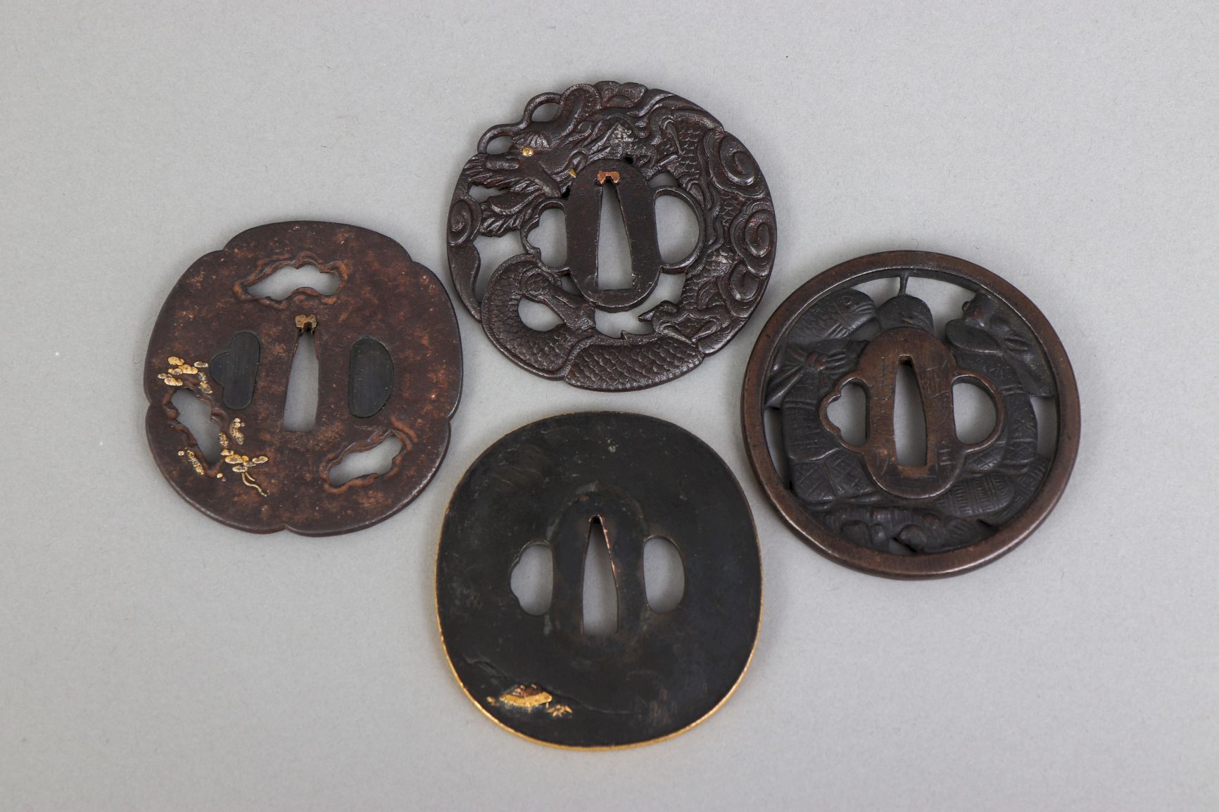 4 frühe ornamentale japanische Tsubas - Image 2 of 3