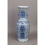 Chinesische Balustervase mit Blaumalerei