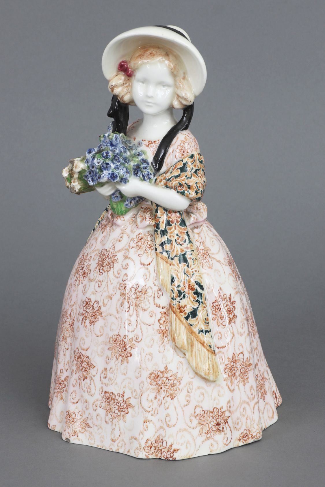 GOLDSCHEIDER Fayencefigur ¨ Biedermeier-Mädchen mit Schutenhut und Blumenstrauß¨