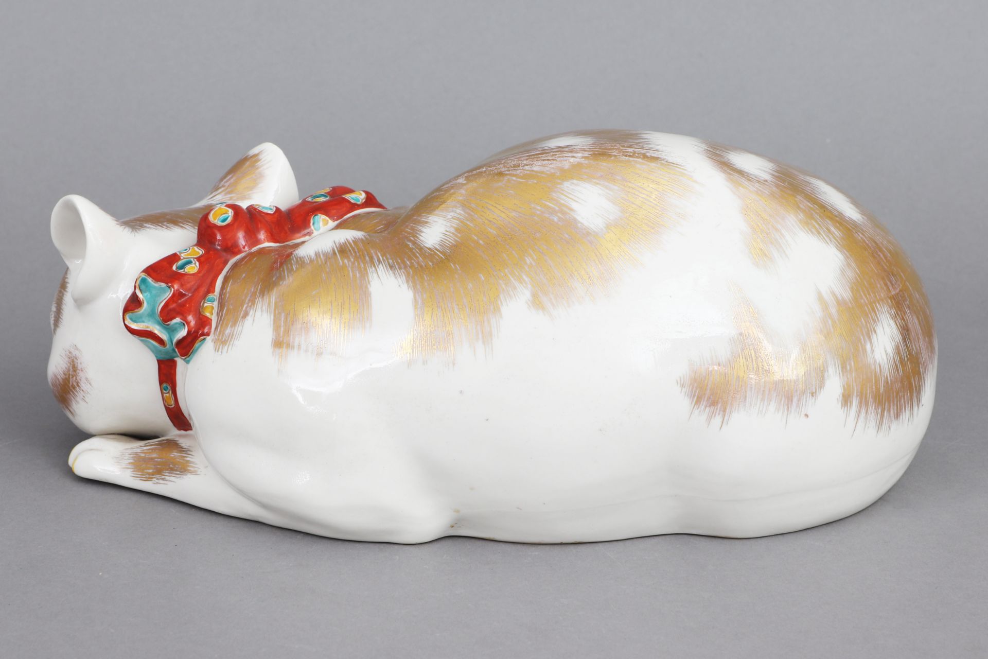 Japanische Keramikfigur einer schlafenden Katze - Image 3 of 4