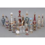 Große Sammlung Glasflacons im venezianischen Stil