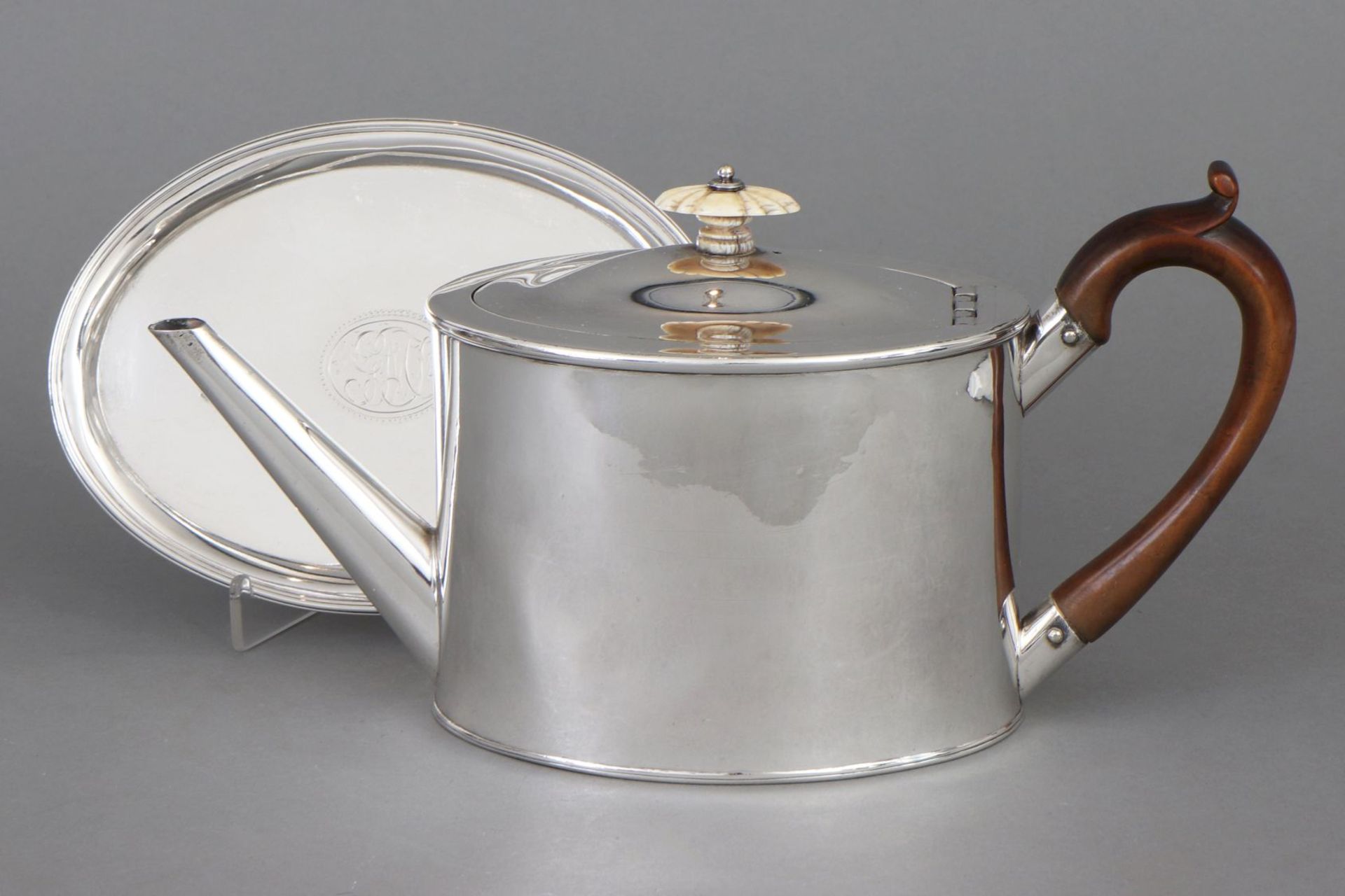 Englische Silber Teekanne mit Untersetzer des 18. Jahrhunderts